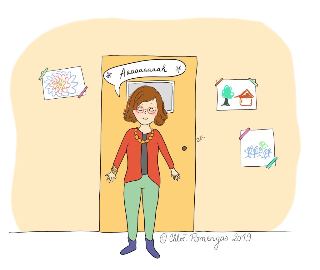 Institutrice bien dans sa classe, porte fermée, avec ses élèves handicapés.
