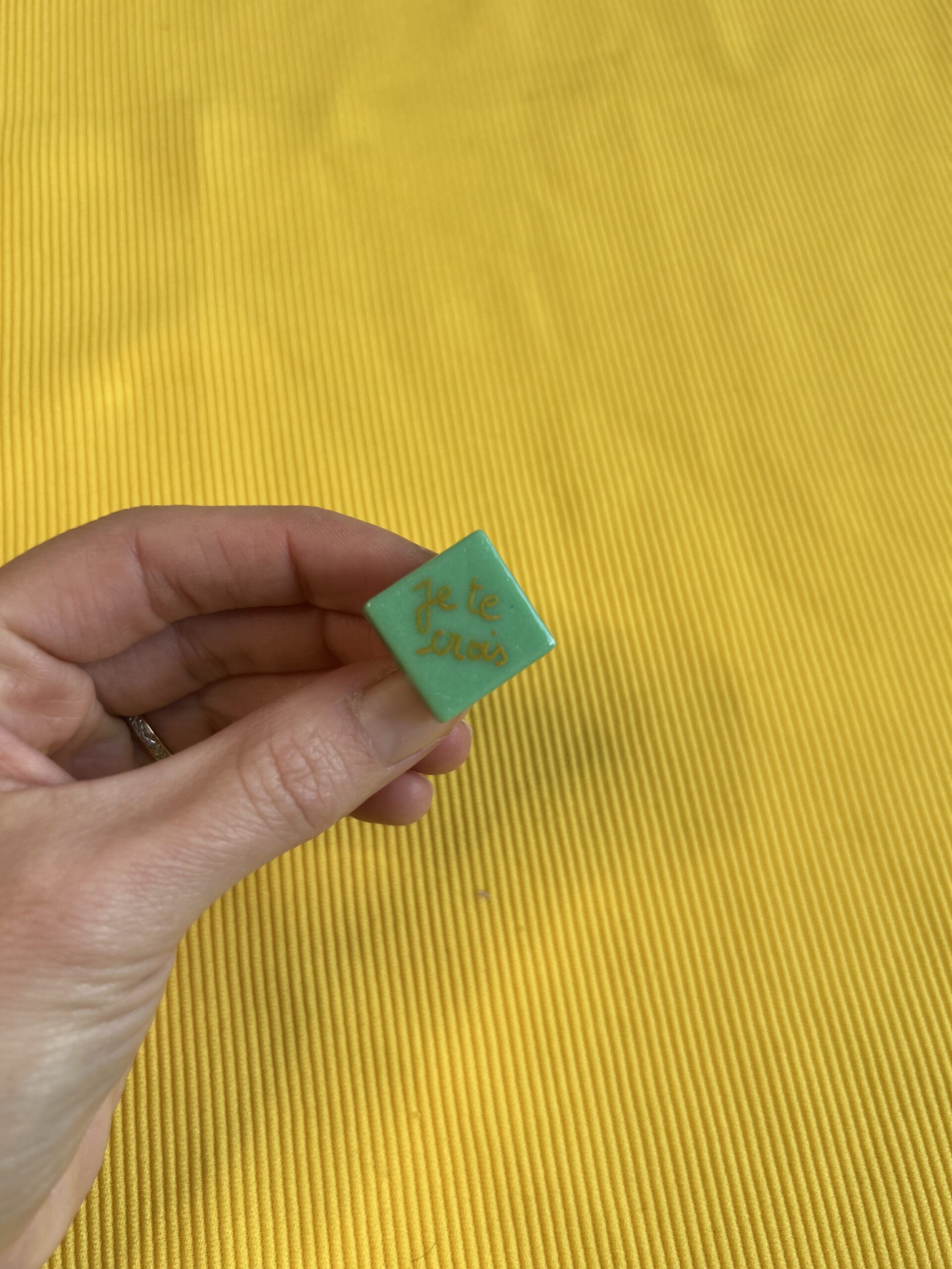 Pin's "Je te crois" vert