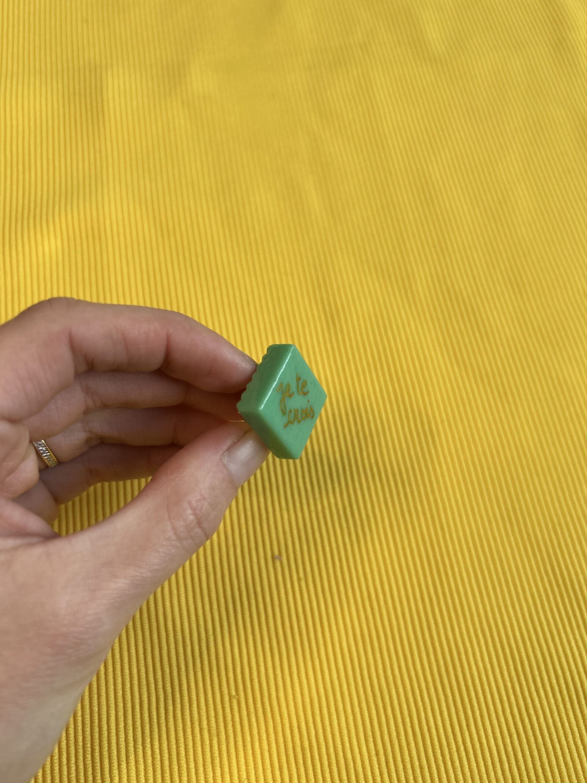 Pin's "Je te crois" vert – Image 2